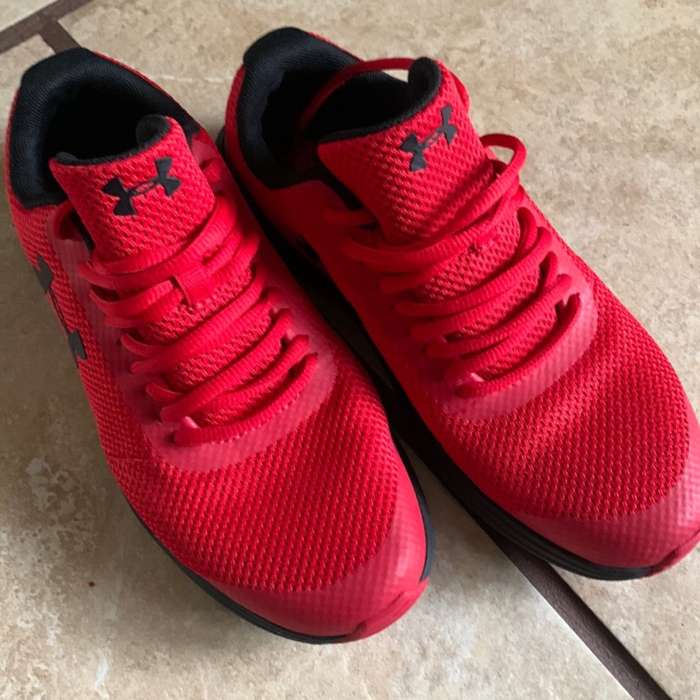 Youth under armour tennis shoes